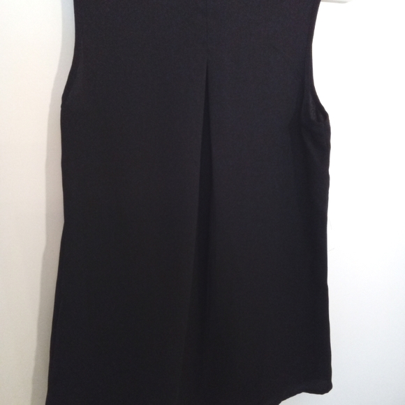 Massimo Two Tone V Neckline Sleeveless Blouse - Picture 4 of 11